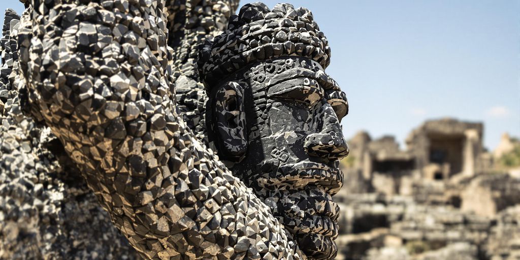 Esculturas toltecas antiguas con forma de cactus.
