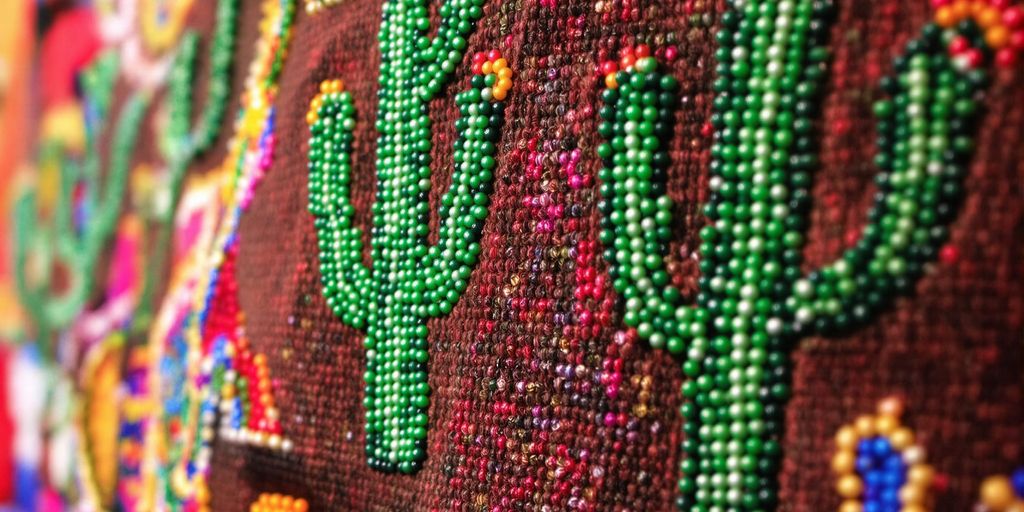 Tejido huichol con cactus