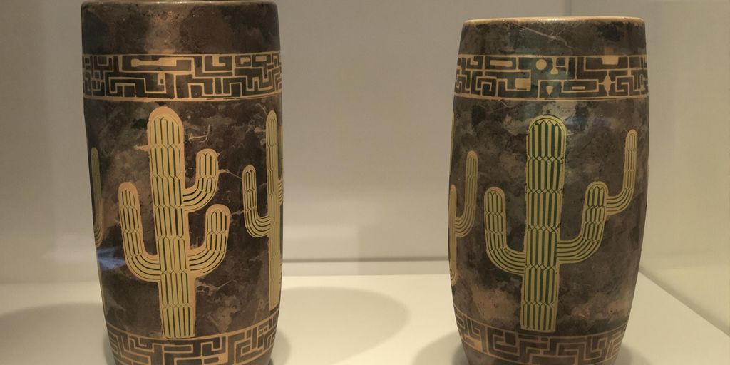 Vasos olmecas con cactus y patrones geométricos