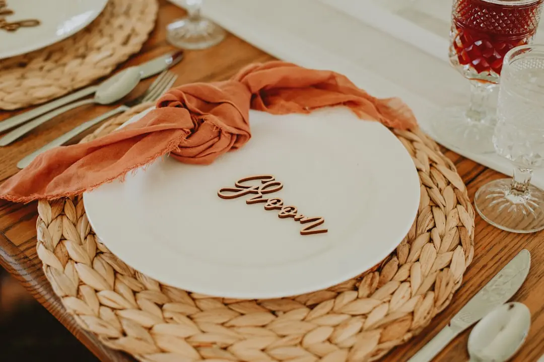 “Mesa de boda con centro elaborado de cactus, flores secas y elementos boho”